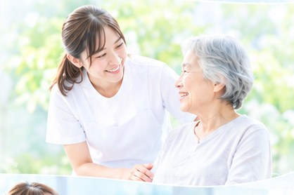 医療・介護の現場で寄り添う様子